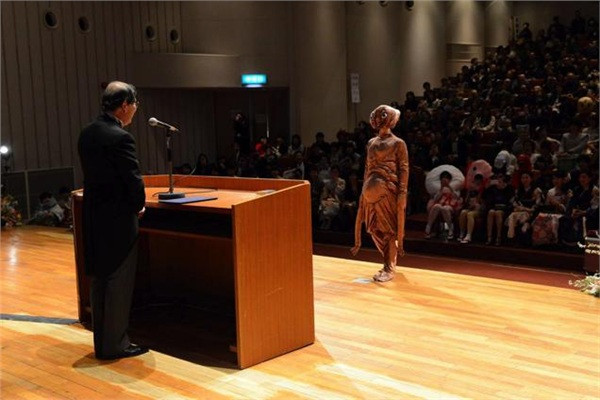 Thì ngay sau đó, thầy lại trao bằng cho một sinh viên không hiểu rơi từ đâu xuống...