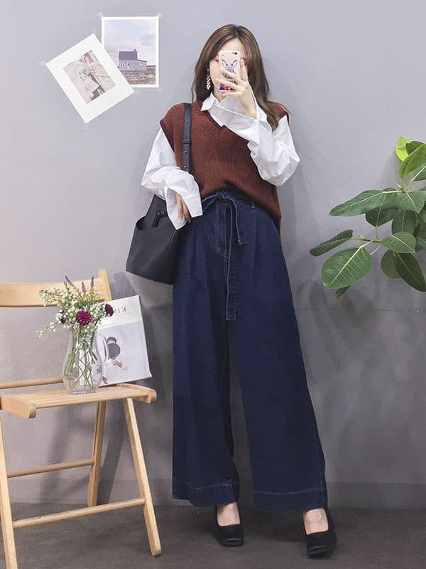 Là một cô gái cá tính, các teen có thể thử sức với chiếc quần rộng thùng thình như thế này. Kiểu quần này khiến đôi chân của các cô nàng trông dài và thon gọn hơn rất nhiều. Kết hợp với áo sơ mi và gile bên ngoài là gợi ý thú vị cho bộ trang phục này.