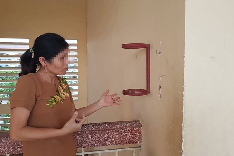 Bà Phạm Thị Huế chỉ vị trí học sinh Đức tự va đầu.