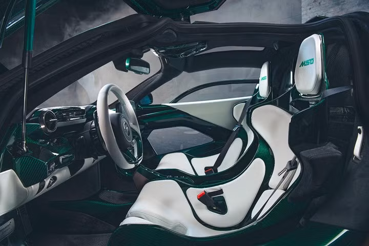7. McLaren Senna: Trên chiếc McLaren Senna các chi tiết đều được sử dụng bằng sợi carbon, cùng các tùy chọn khác như ghế bọc da cao cấp alcantara. Màn hình giải trí trung tâm hiện thị rõ nét đầy đủ các thông số chi tiết. Giá bán cho McLaren Senna là 1 triệu USD và chỉ có 499 chiếc được sản xuất.