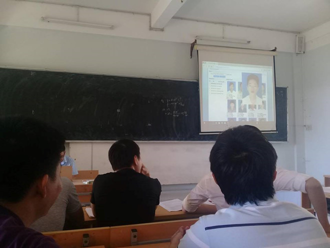 Đọc tên để điểm danh chưa đủ, thầy giáo phải chiếu ảnh từng bạn lên để đảm bảo sinh viên của mình không nhờ người điểm danh hộ. (Ảnh: Nguyên Nguyễn)