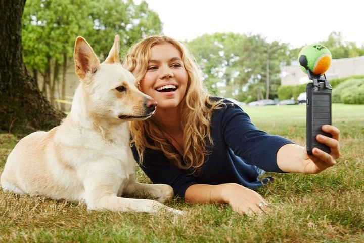 Một phát minh đơn giản để con chó chụp hình cùng bạn.