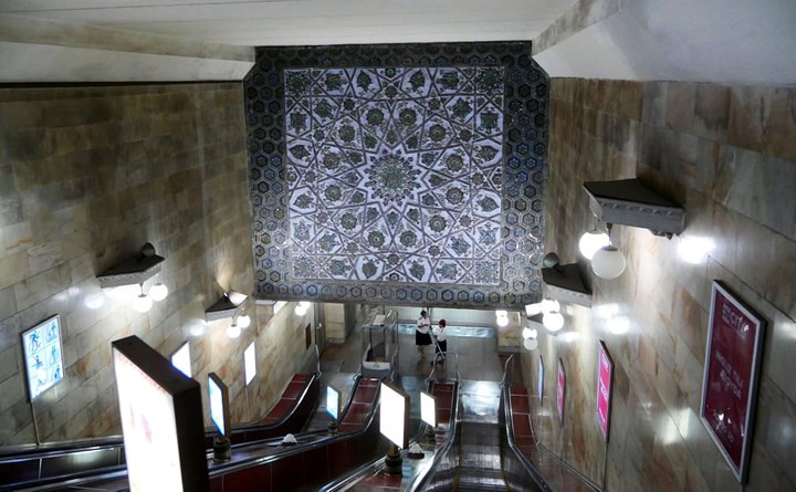 Một tấm trang trí bên trong ga Alisher Navoi.