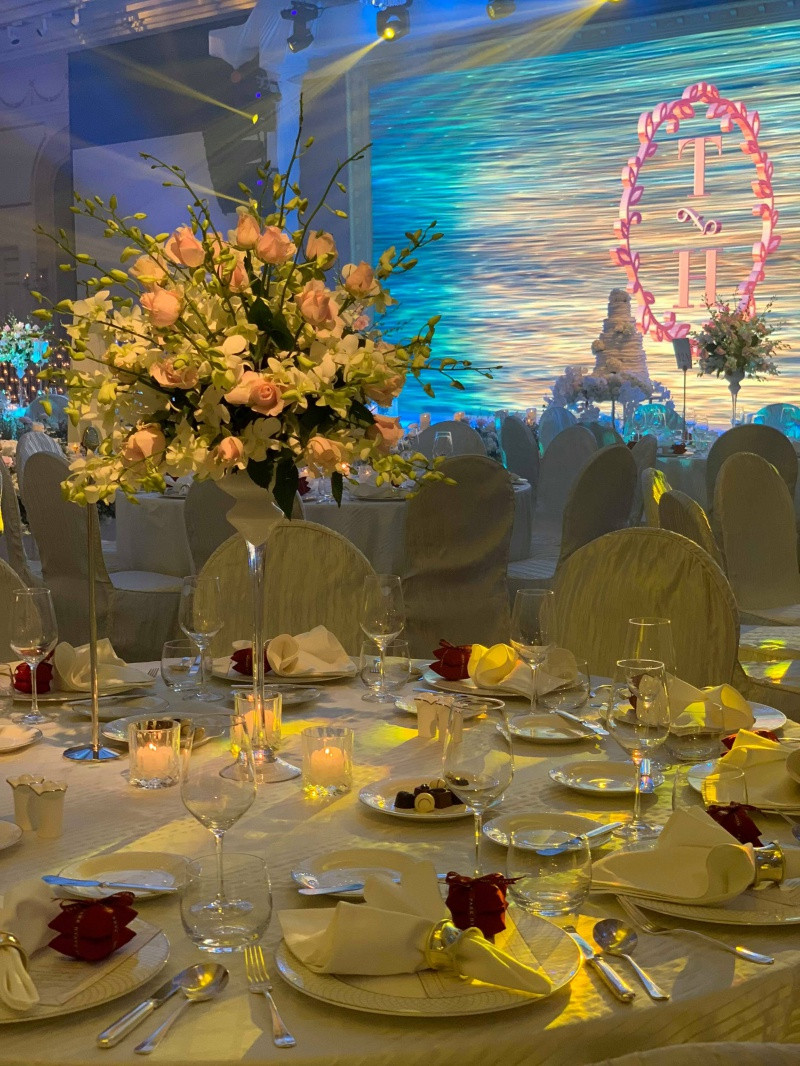 Không gian buổi tiệc ngập tràn nến và hoa.