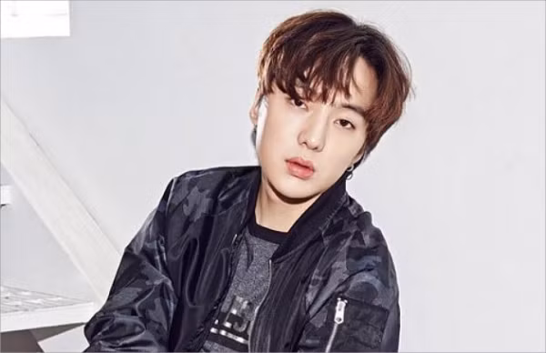 Cũng giống như Mino, tóc của Seung Yoon thường xuyên phải nhuộm màu sáng nên rất dễ gãy rụng.
