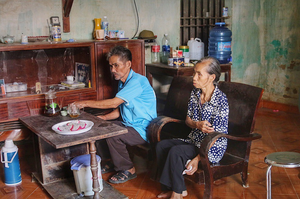 Ông bà Tụng - Ngọ - Bố mẹ ruột anh Tính, như người mất hồn từ khi nhận thi thể hai con.