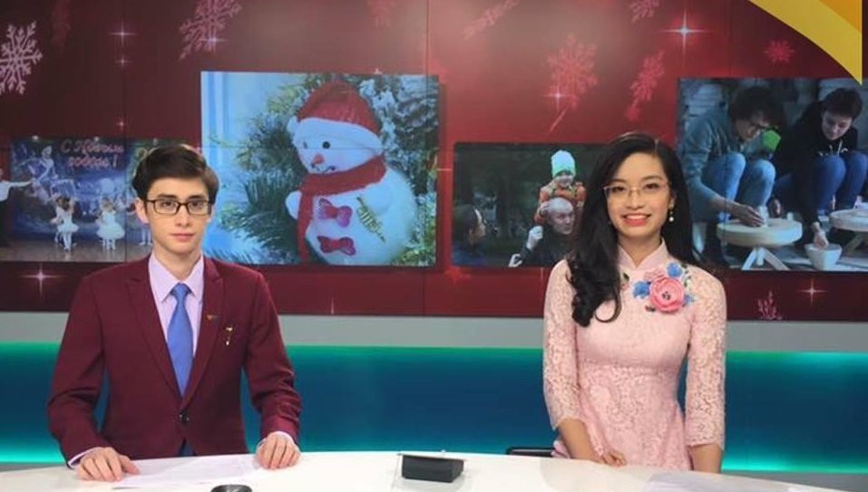 Daniel lịch lãm trong vai trò MC tiếng Nga của kênh truyền hình quốc gia.