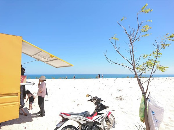 Bãi cát trắng mịn đặc trưng của khu Bàu Trắng. (Ảnh: Bautrang&apos;s Journey)