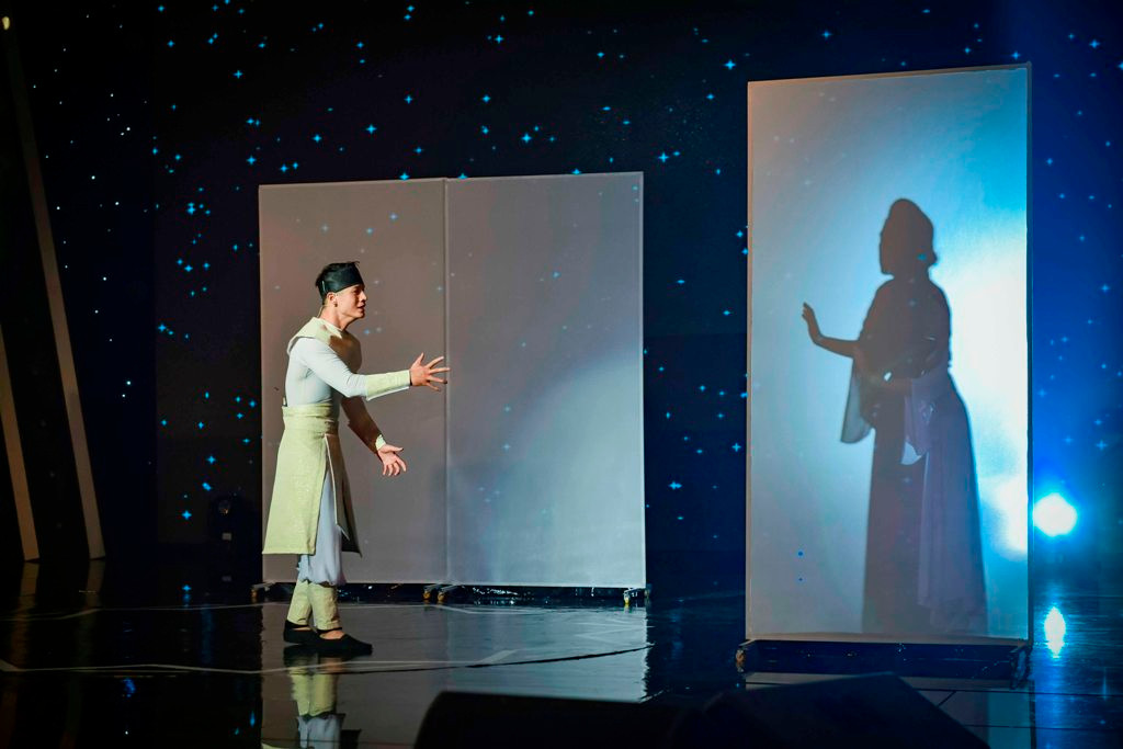 Trong đêm thi chung kết, chàng nam vương đại diện cho mùa Xuân, thể hiện tiết mục Bóng người chinh phụ, mang đến cho người xem cái nhìn mới hơn về Chuyện người con gái Nam Xương.