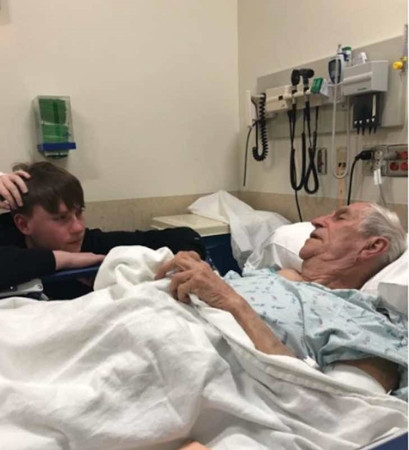 Ông Storelee nằm trong viện sau khi được ba bạn học sinh giúp gọi cấp cứu.