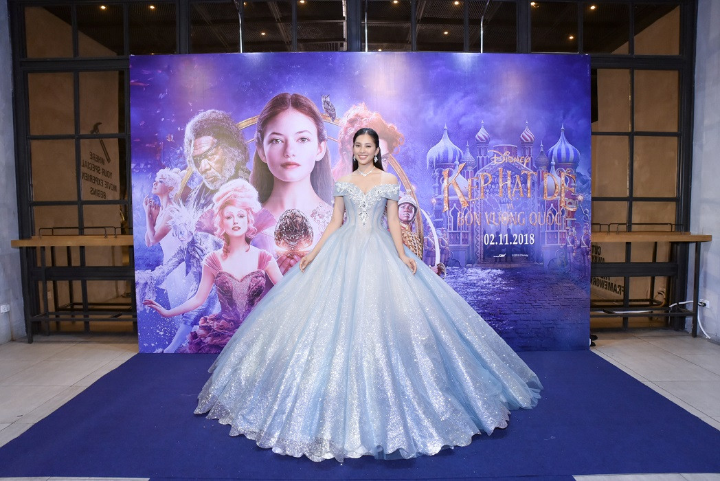 Bộ phim cổ tích Kẹp hạt dẻ và bốn vương quốc vừa có buổi ra mắt tại Việt Nam. Và nhân vật tâm điểm của sự kiện chính là tân Hoa Hậu Việt Nam 2018 Trần Tiểu Vy – người đã từng gây sốt với tạo hình công chúa cực xinh xắn trong bộ ảnh truyền cảm hứng cho bộ phim này.