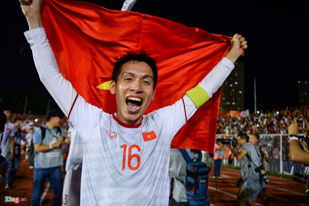 "Sau này con lớn, sẽ kể cho con nghe về ngày hôm nay", Hùng Dũng, người mang về bàn thắng thứ 2 cho tuyển Việt Nam, chia sẻ sau trận đấu.