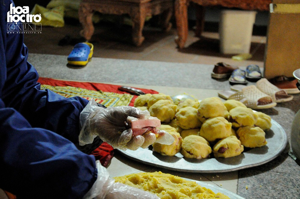 Thịt lợn sau đó được bọc lại trong đậu xanh xay nhuyễn một cách cẩn thận. Những kĩ thuật này không chỉ người lớn mà ngay cả trẻ con trong làng cũng được dạy và làm một thuần thục.