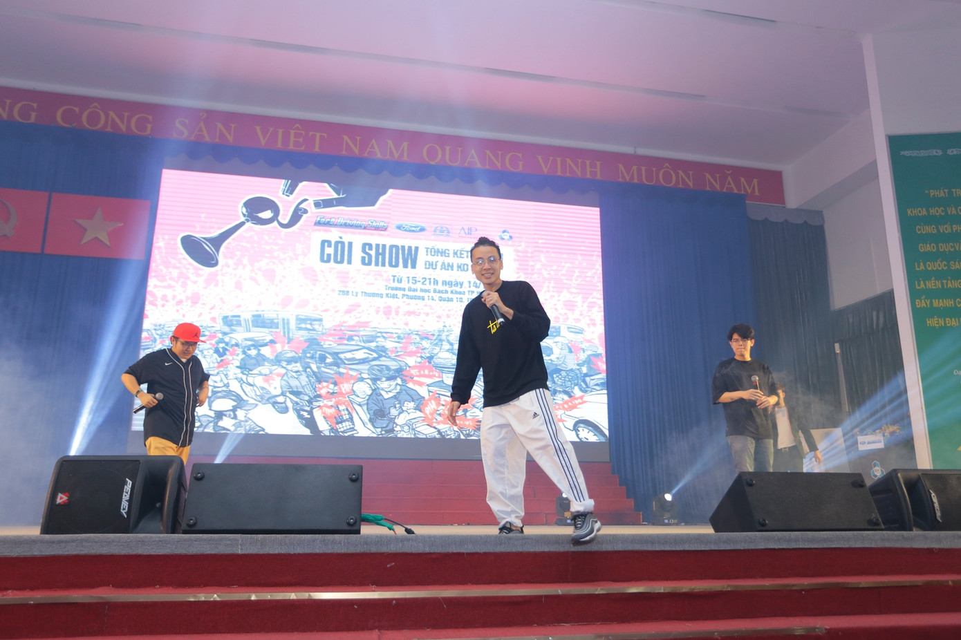 Những chàng trai DaLAB vẫn trung thành với những bài hát khai thác các khía cạnh xã hội.