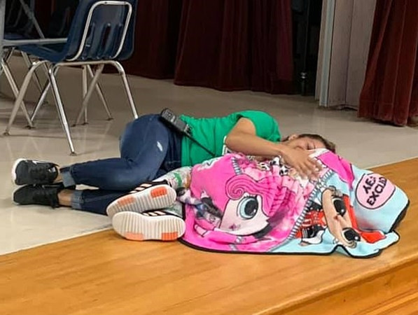 Bức ảnh chụp bác Esther nằm bên cạnh và xoa lưng cho cô bé Kenlee bị tự kỷ.