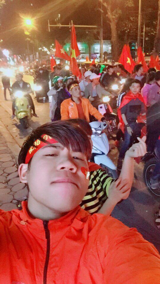 Cờ đỏ sao vàng, băng rôn ăn mừng chiến thắng chỉ chờ đến giây phút này để "đổ bộ" khắp các con phố (Ảnh: Cường Pie).