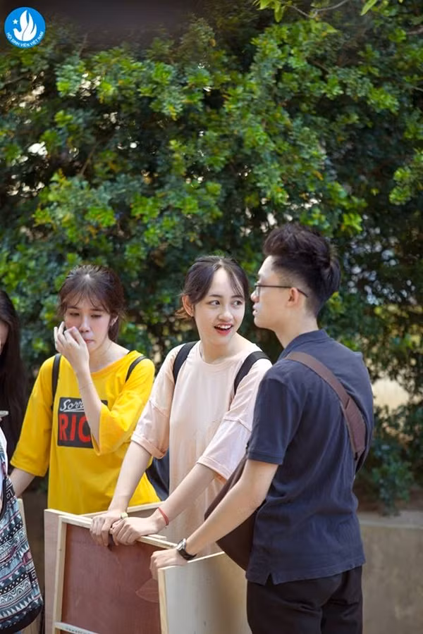 Những cô bạn 2K xinh xắn tham gia kỳ thi năng khiếu khối H của trường ĐH Kiến trúc năm nay.