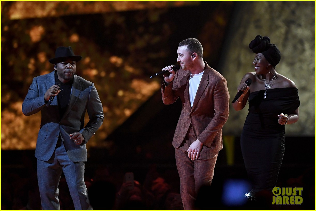 Sam Smith tái hiện bản hit Too Good At Goodbyes với tinh thần mới mẻ.