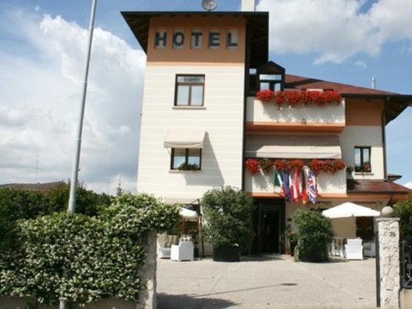 Ở khách sạn nhỏ, xa trung tâm thì đỡ tiền ở, nhưng tốn tiền đi lại.