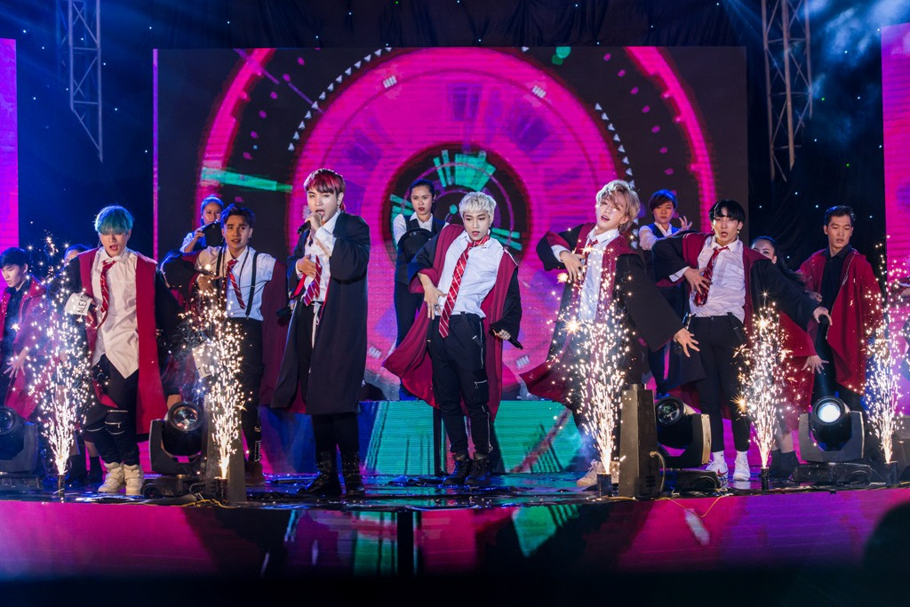 Sau ca khúc Hiếu Kỳ các chàng trai tiếp tục hoá thân thành các anh chàng phù thuỷ trong Out Of My Dream đây là bài hát hoàn toàn mới được thể hiện lần đầu tiên trên sân khấu bới 6 chàng trai.