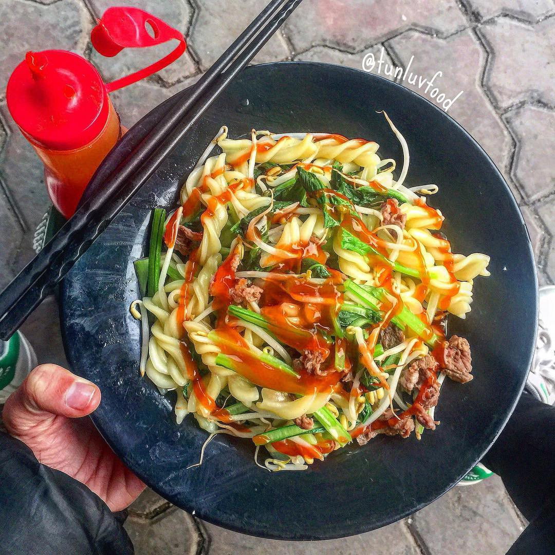 Nui xào thịt bò nổi tiếng trường THPT Kim Liên. Ảnh: @tunluvfood