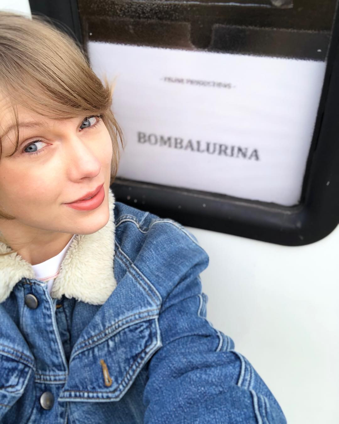 Taylor đăng bức hình selfie lên Instagram với chú thích: "Meow".