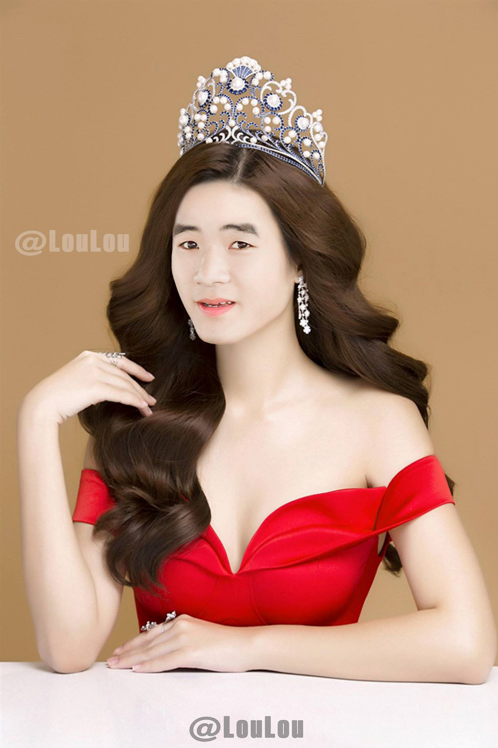 Khi Duy Mạnh đẹp dịu dàng, tinh khôi trong tà áo dài đính hạt thì Đức Chinh vẫn khiến người xem bật cười dù hóa thân trong chiếc đầm đỏ gợi cảm.