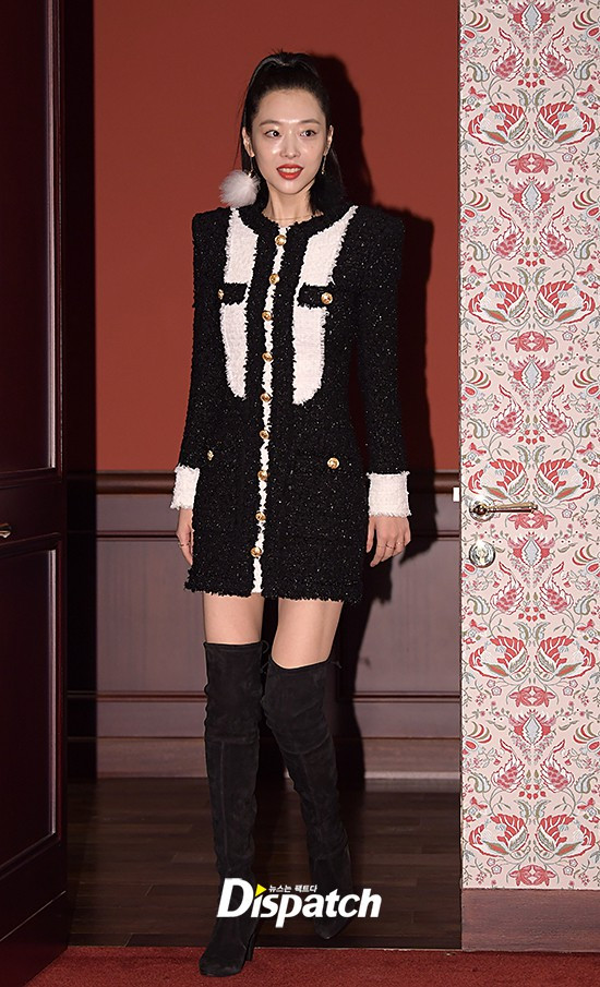 Không chỉ đẹp rạng ngời trong ảnh quảng cáo hay tạp chí, mà Sulli vẫn nổi bật khi để mặt mộc, mái tóc xù bông và diện những bộ đồ kỳ cục chẳng giống ai. Nhưng xem ra thời kỳ đỉnh cao nhan sắc ấy đã qua, khi Sulli vừa khiến khán giả giật mình trong lần xuất hiện gần đây nhất.