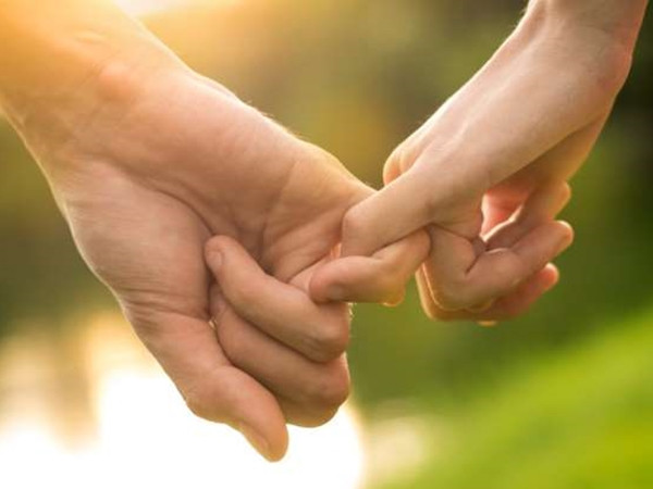 Mẹ tôi tin rằng, bạn gái tôi rồi sẽ trở thành người quan trọng nhất đối với tôi.