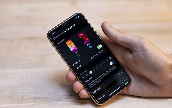 Nghiên cứu mới của Đại học Manchester vừa chứng minh Night Shift và Dark Mode lại gây nhầm lẫn cho đồng hồ sinh học nhiều hơn là hiệu quả chúng mang lại. (Ảnh: The Verge)