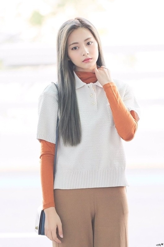 Một set đồ khó hiểu khác của Tzuyu, nhạt nhòa từ màu sắc đến chất liệu, kiểu dáng.