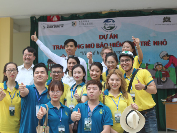 Nhóm sinh viên khoa Quốc tế trường ĐH Quốc gia Hà Nội, những bạn trẻ đã mang đến chương trình đặc biệt dành tặng tween Xuân Quan ngày hôm nay. Nhóm sinh viên khoa Quốc tế trường ĐH Quốc gia Hà Nội, những bạn trẻ đã mang đến chương trình đặc biệt dành tặng tween Xuân Quan ngày hôm nay.