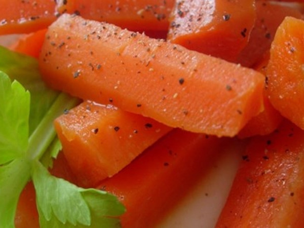 Cà-rốt đóng hộp là món duy nhất mà ông tôi biết làm.