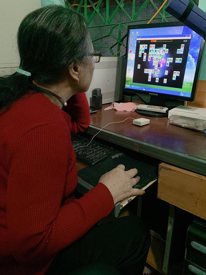 Bà ngoại mê chơi game.