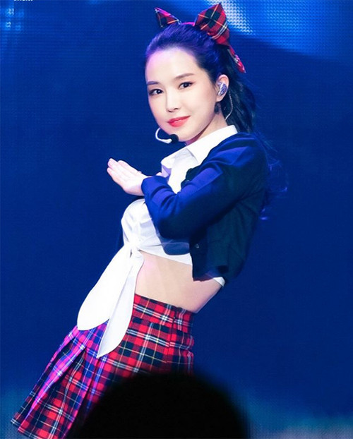 Ai mà ngỡ “nữ hoàng legging” Naeun (Apink) cũng có lúc trở thành cô gái dịu dàng đến thế với chiếc nơ to.