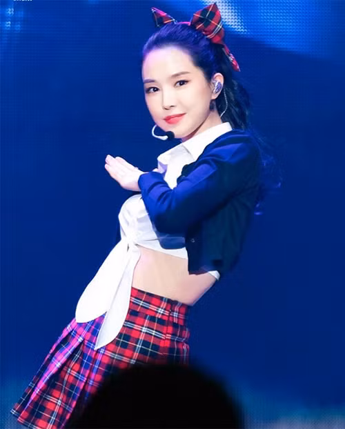 Ai mà ngỡ “nữ hoàng legging” Naeun (Apink) cũng có lúc trở thành cô gái dịu dàng đến thế với chiếc nơ to.