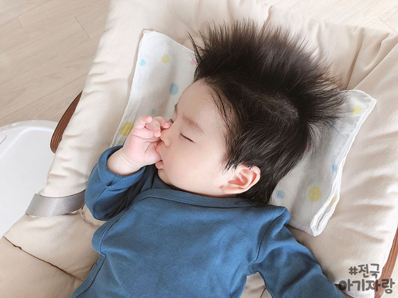 Cậu bé Hàn Quốc "đốn tim" dân mạng vì mái tóc chôm chôm quá đáng yêu ảnh 15