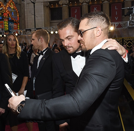 Đôi bạn thân chụp ảnh selfie!