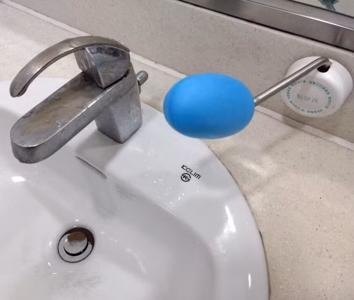 Xà bông rửa tay được gắn vào thanh inox trên tường nhằm giảm bớt sự phiền nhiễu mà khách hàng phải chịu mỗi khi cố gắng tóm lấy chúng.