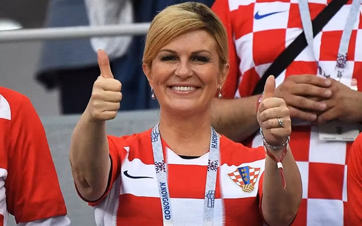 Tổng thống Kolinda cổ vũ cho đội nhà trong trận Croatia – Đan Mạch tại sân vận động Nizhny Novgorod ngày 1/7/2018.