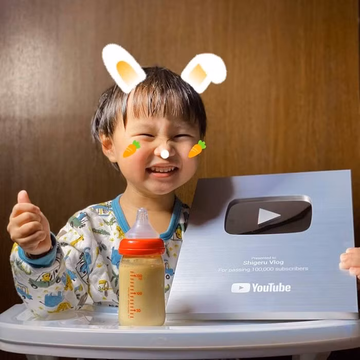 Bé Sa đáng yêu bên cạnh Nút Bạc YouTube. (Ảnh: Quỳnh Trần JP)