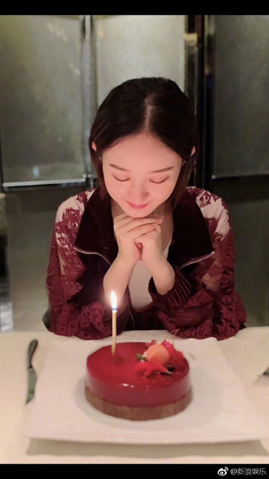 Triệu Lệ Dĩnh ở tuổi 31 vẫn trông như một cô gái nhỏ, cầu nguyện bên bánh sinh nhật.