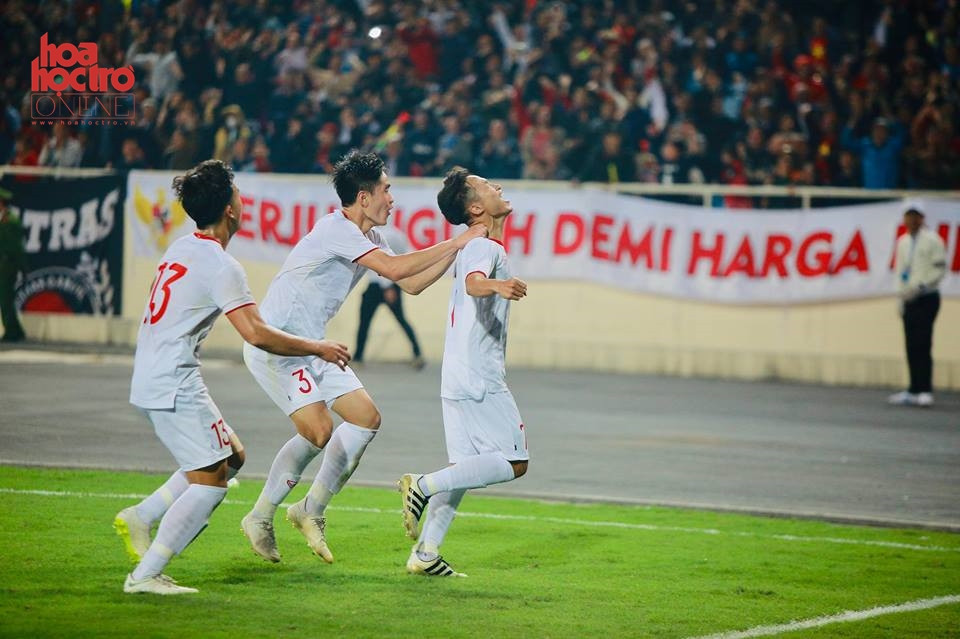 Cả sân vỡ òa trong niềm hạnh phúc khi Việt Hưng ghi bàn thắng đầu tiên vào lưới Indonesia.