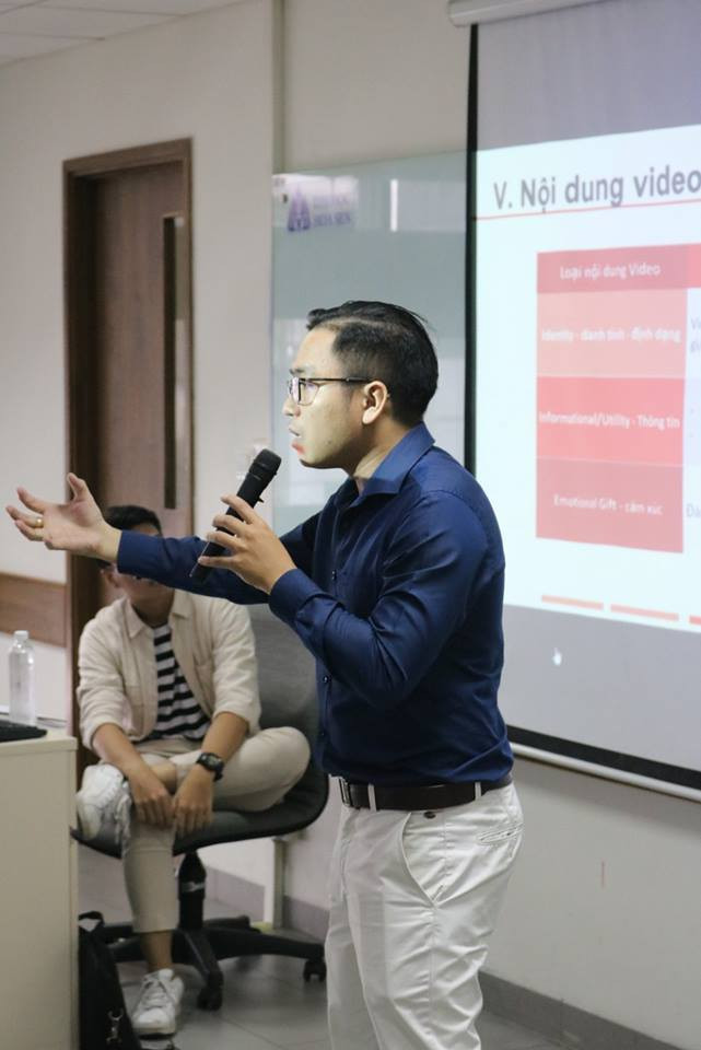 Lên lớp cùng anh Ngọc Tùng học các công thức 