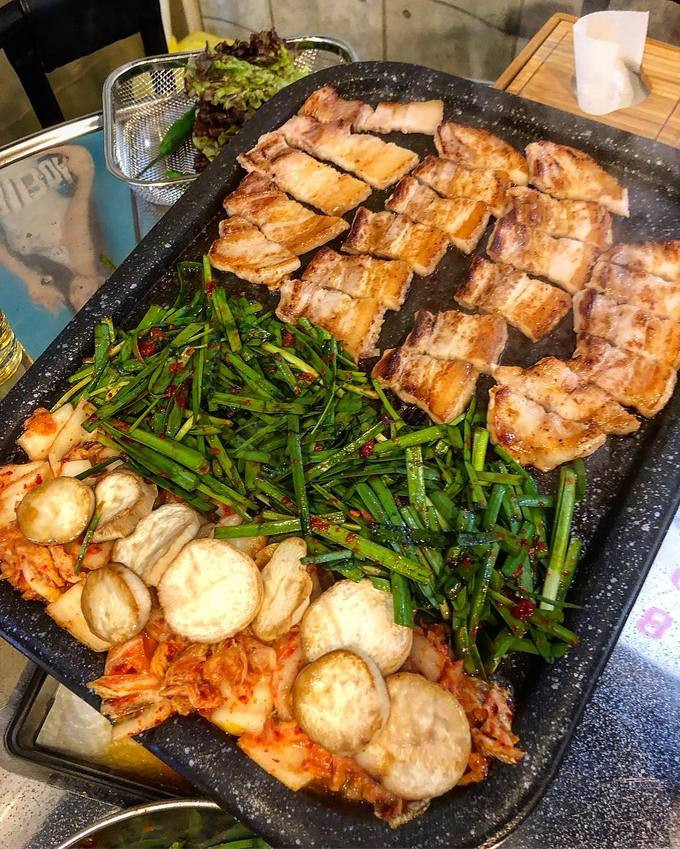 Thịt nướng Galbi khác với Samgyeopsal ở chỗ, người nấu sẽ cắt các miếng thịt dày hơn.