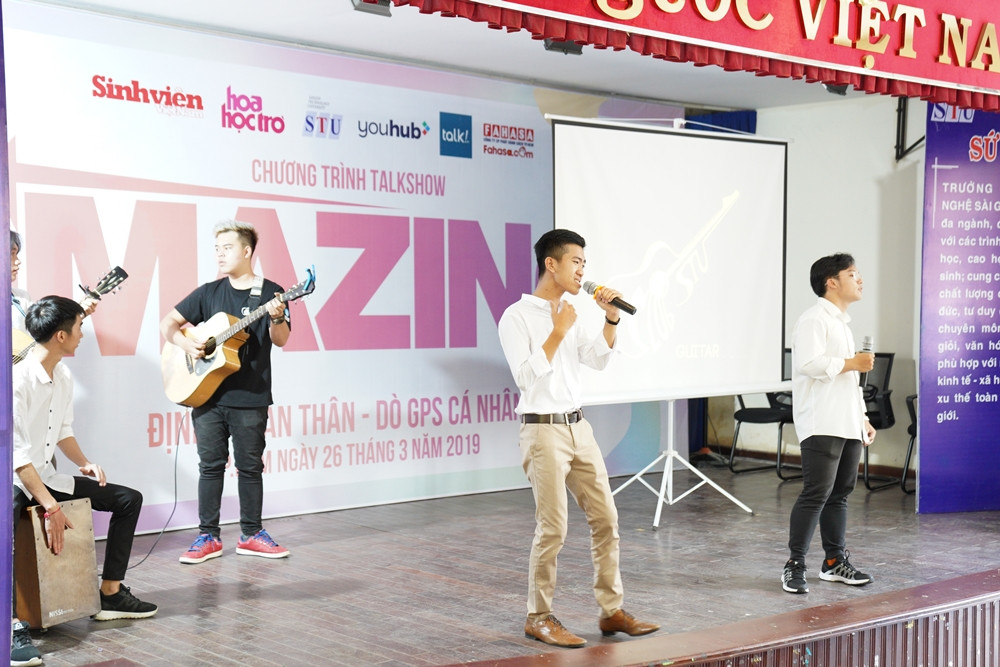 Tiết mục mashup đến từ CLB Guitar đã khuấy động không khí hội trường