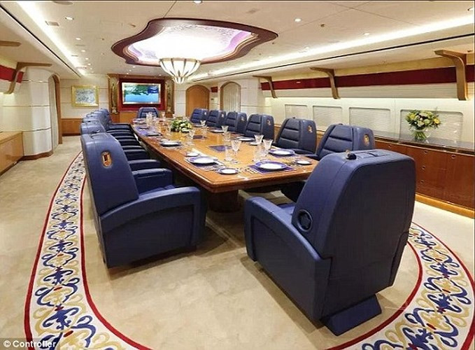 Phòng ăn tuyệt đẹp của chiếc máy bay được thiết kế như phòng họp với 14 ghế màu xanh sang trọng.