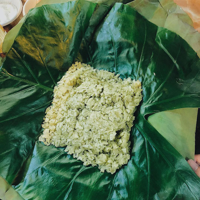 Ở Hà Nội, bạn có thể mua cốm Vòng ở khắp khắp các ngóc nghách, khu phố nhỏ nhưng ngon nhất là cốm ở Hàng Đường, Hàng Than, Hàng Cân, Hàng Thuốc Bắc… Ảnh: @dolakenn0804.