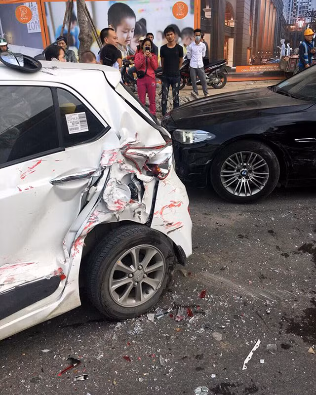 Xe Hyundai i10 hư hỏng nặng.