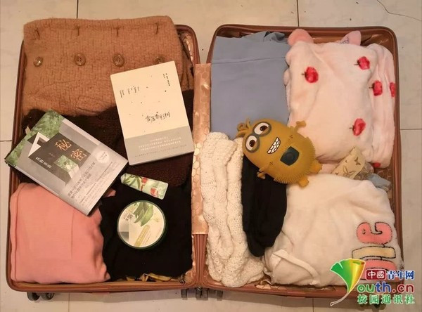 Nữ sinh này mang kem dưỡng da và gel lô hội về tặng mẹ vì mẹ mình bị khô tay vào mùa Đông.